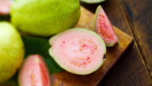 Tiêu đề:
Guava Caution: Are You Eating Too Many? Risks to Kidney and Gut Health Explained