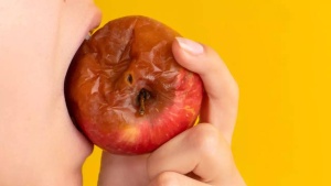 Is That Apple Still Edible? A Guide to Spotting Spoilage and Maximizing Freshness