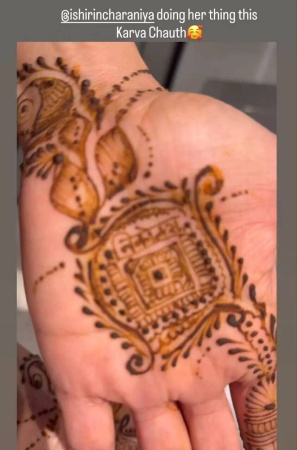 Priyanka Chopra Jonas Celebrates Karva Chauth with 'Nicholas' Mehndi & Daughter Malti Marie
Hoặc:
Priyanka Chopra Honors Nick Jonas with Mehndi Art, Shares Karva Chauth Festivities with Daughter