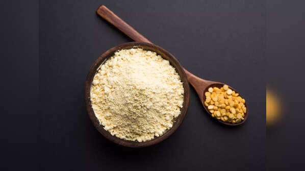 Adding besan to roti dough
