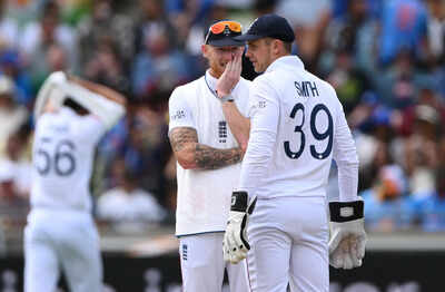 Ben Stokes in discussion with Jamie Smith