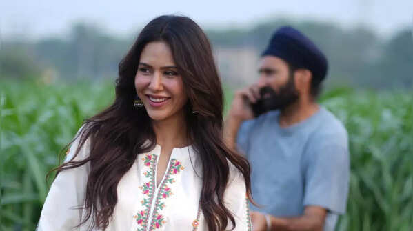 Sonam Bajwa's flawless minimal makeup look.